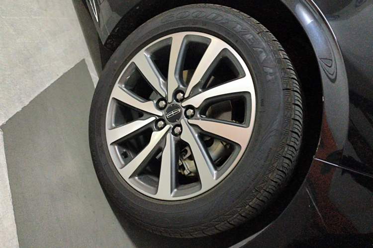 Used Lincoln Continental 2017 2.0T Two-Wheel Drive Deluxe Edition Right Front Wheel Hub