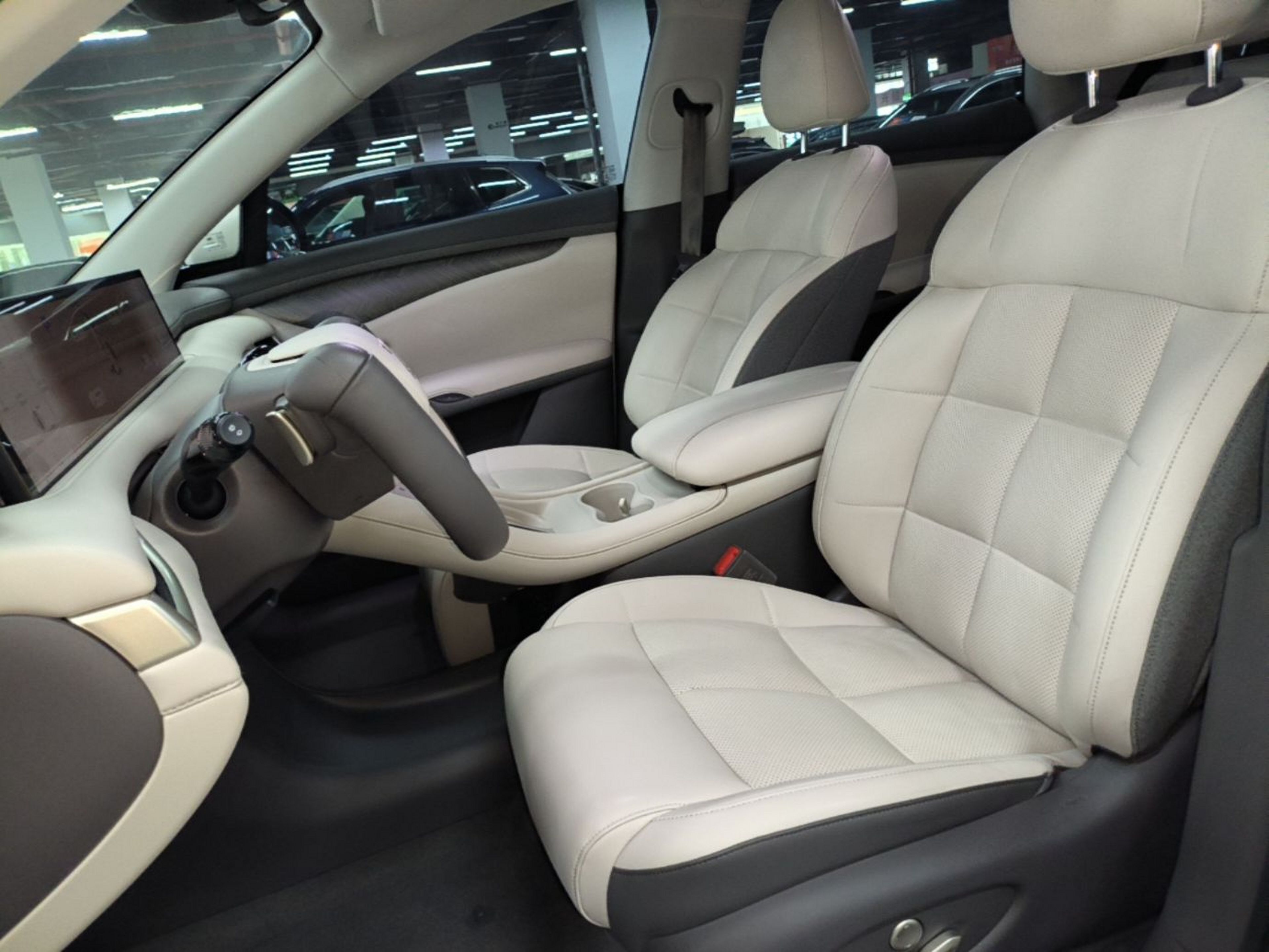 Переднее сиденье в автомобиле