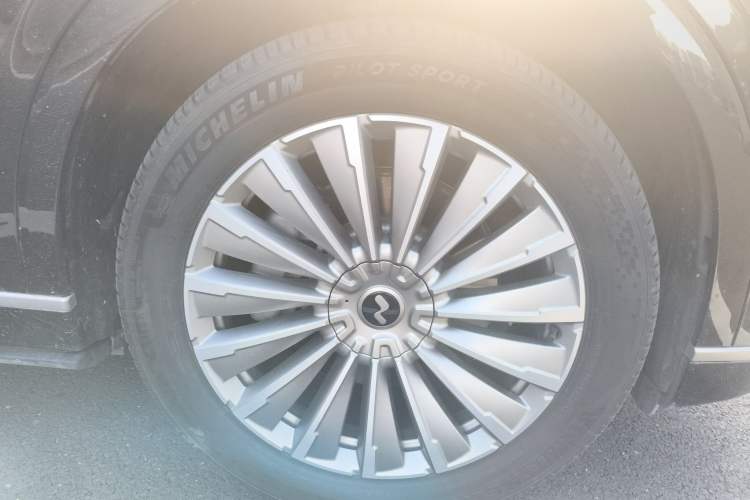 Used ONVO Luxeed L90 2025 Model—Ultra Six-Seater Version
