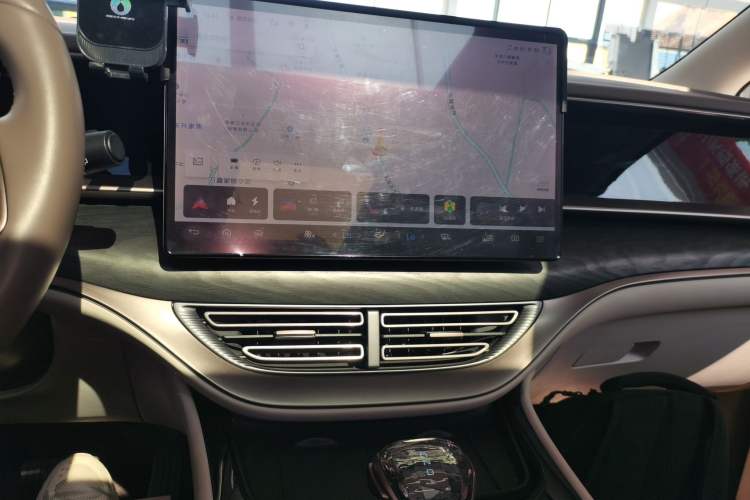 Used Denza D9 2022 DM-i 1040 Prestige Model
