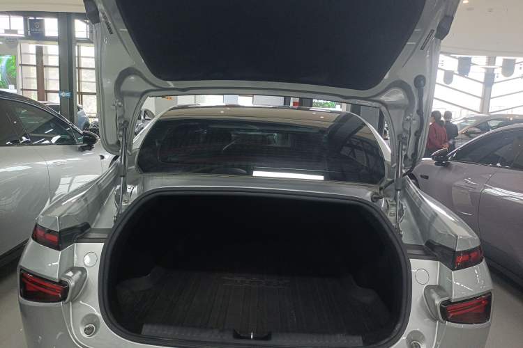 Used XPeng P7 2022 670E+ Trunk