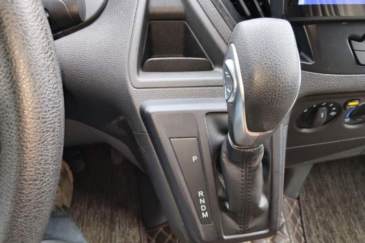 Used Ford Transit 2022 2.0T Gasoline Automatic Multi-Function Commercial Vehicle Mid-axle Low-Roof Design with Dual Rear Doors Meeting China VI Emission Standards