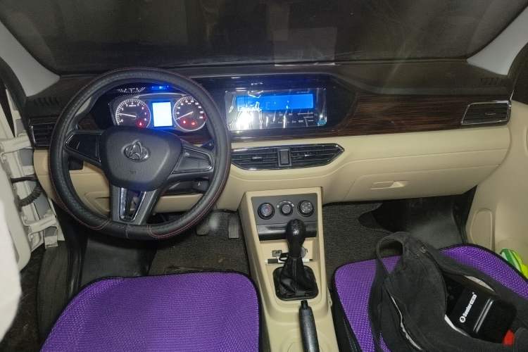 Used CHANGAN KUAYUE Xing V3 2022 1.5L Gasoline Comfort-Grade 5-Seater Minivan JL473QH Center Console