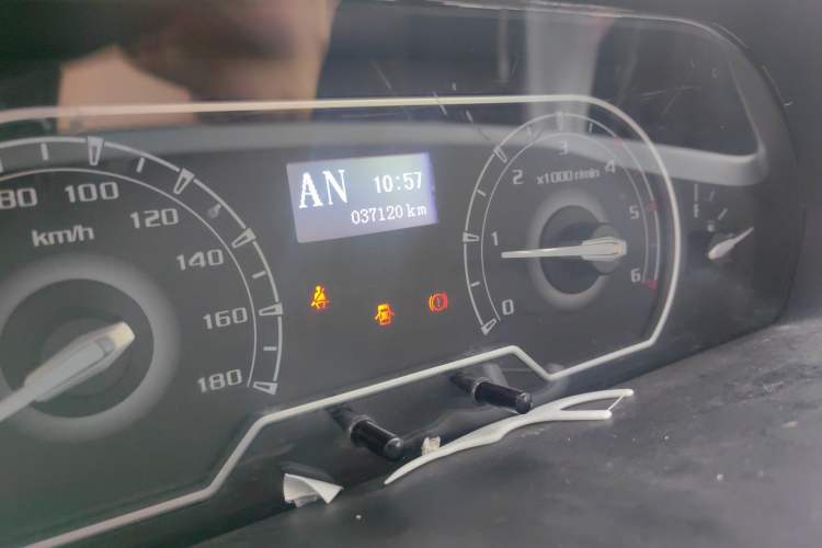 Used SAIC MAXUS Xintu V80  Odometer Close Up