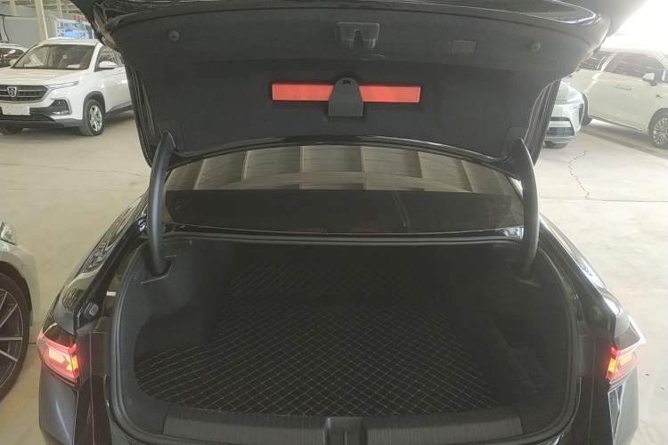 Used Volkswagen Magotan 2024 300TSI DSG Prestige Edition—A Real Eye-Catcher Trunk