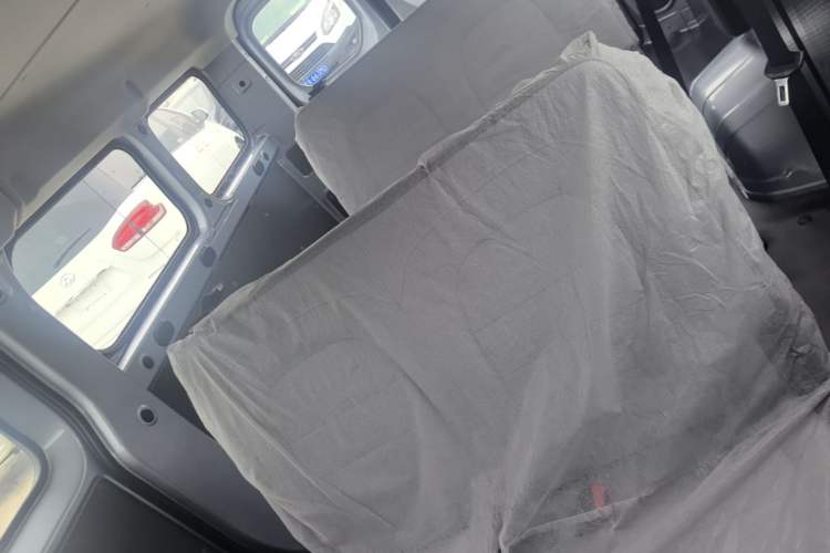 Used Wuling Yangguang 2024 300KM Comfort Version Passenger Van 75kW Left Rear Seat