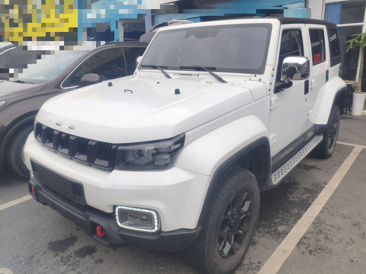 تحت مقدمة السيارة