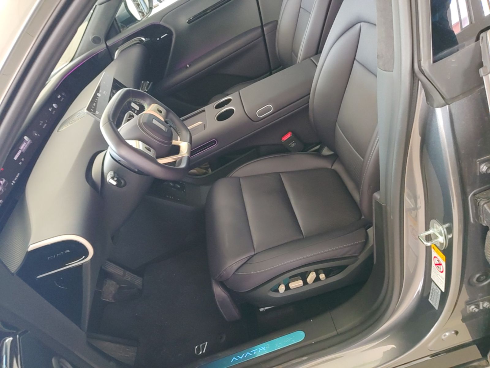 z przodu rząd wewnątrz samochodu