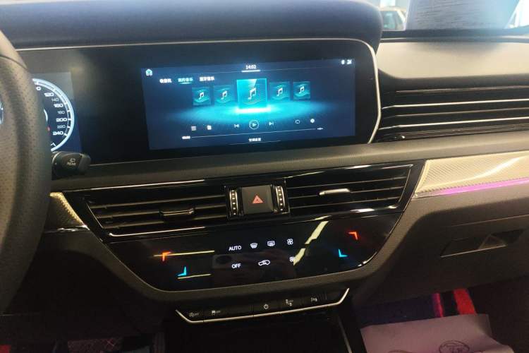 Used Hongqi HS5 2019 2.0T Smart Connect Flagship Edition Audio And AC Panel