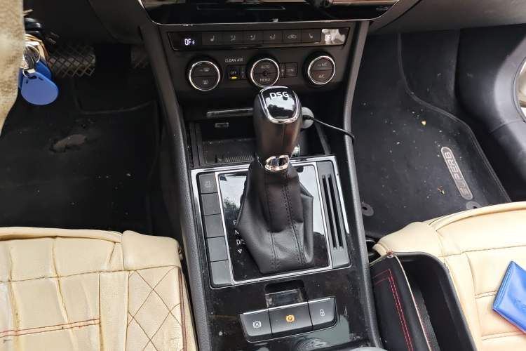 Used Skoda Superb 2016 TSI280 DSG Innovation Edition Gear Lever