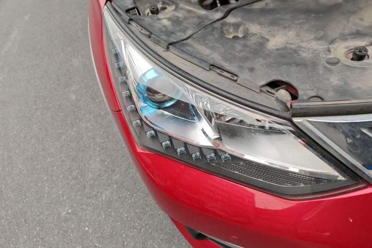 Used BYD Song New Energy 2017 Song DM 1.5TID All-Wheel Drive Luxury Model Right Front Headlight