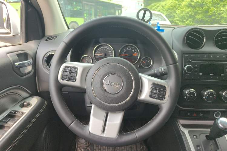 Used Jeep Compass 2014 2.4L four-wheel drive sport version Steering Wheel