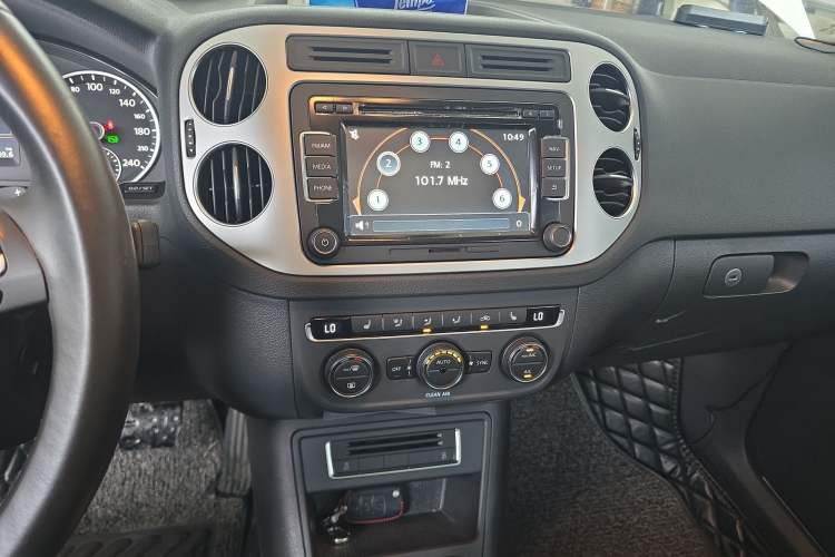 Used Volkswagen Tiguan 2016 300TSI Automatic Two-Wheel Drive Luxury Edition Audio And AC Panel