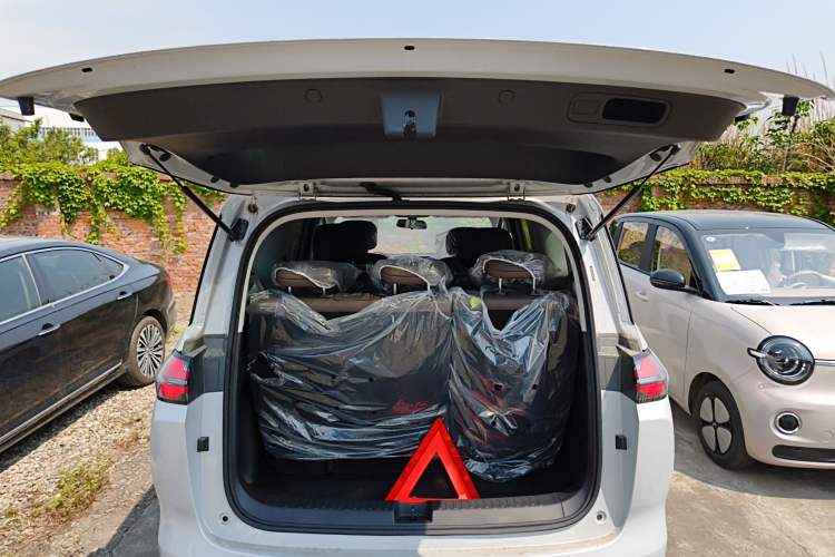 Used Wuling Starlight 730 2025 Model Pure Electric 500km Luxury Edition
