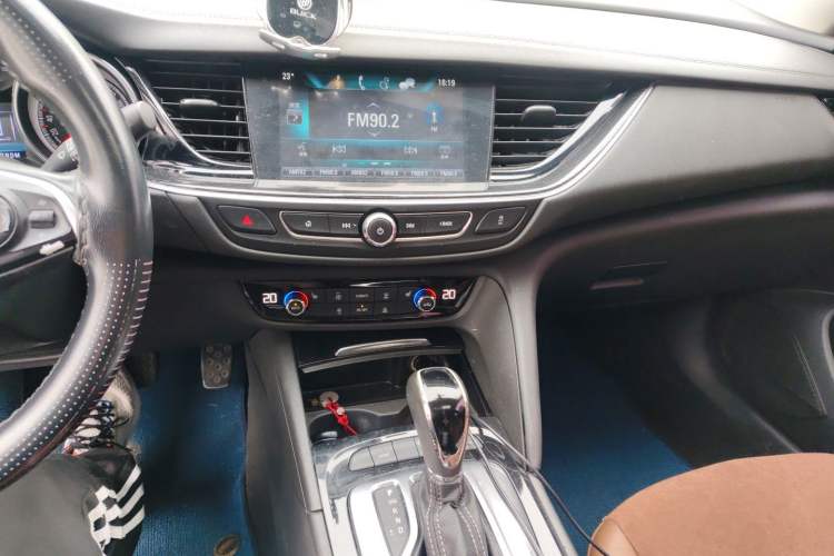 Used Buick Regal 2017 20T Elite Edition Audio And AC Panel