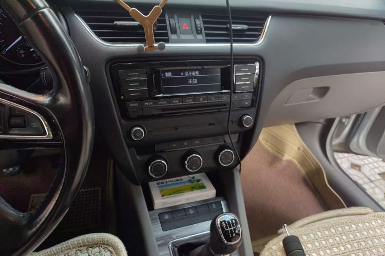 Used Skoda Octavia 2015 1.6L Manual Yijun Edition Audio And AC Panel