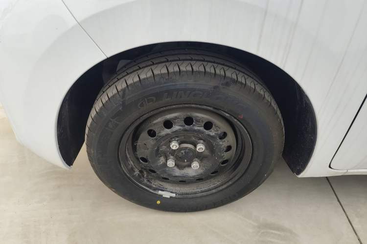 Used Wuling Zhiguang New Energy 2025 Standard Model Left Front Wheel Hub