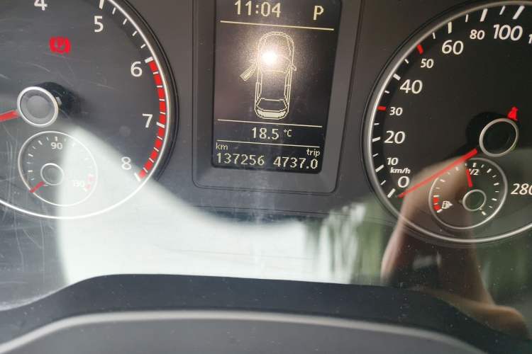 Used Volkswagen Sagitar 2014 1.4TSI Automatic Luxury Model Odometer Close Up