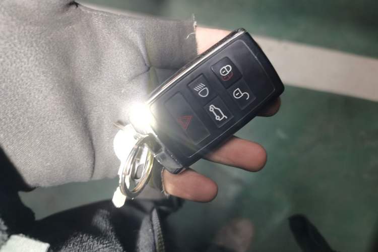 Used Land Rover Defender 2020 110 P400 SE Vehicle Key