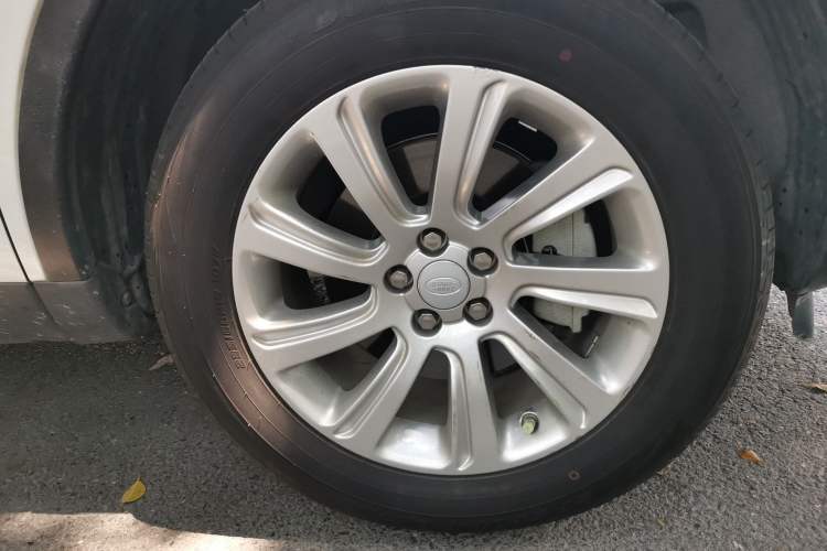 Used Land Rover Discovery Sport 2018 240 PS SE Version Right Front Wheel Hub