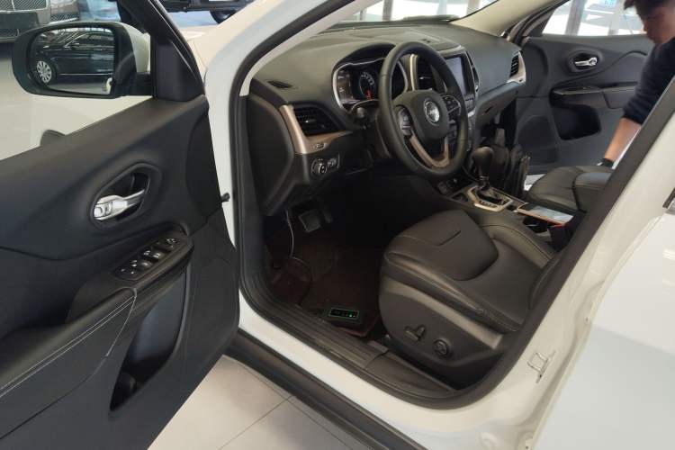 Used Jeep Cherokee 2017 2.0L Superior Edition Driver Seat