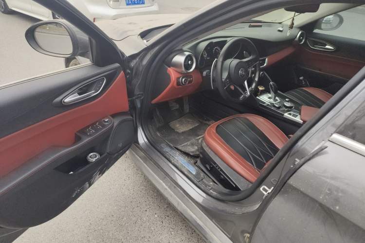 Used Alfa Romeo Giulia 2017 2.0T 280HP Luxury Edition Driver Seat