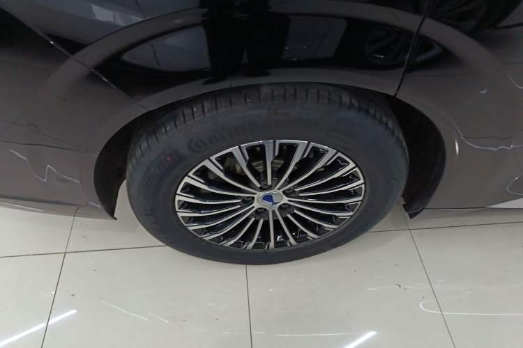 Used Denza D9 2022 DM-i 970 Four-Wheel Drive Flagship Model Right Rear Wheel Hub