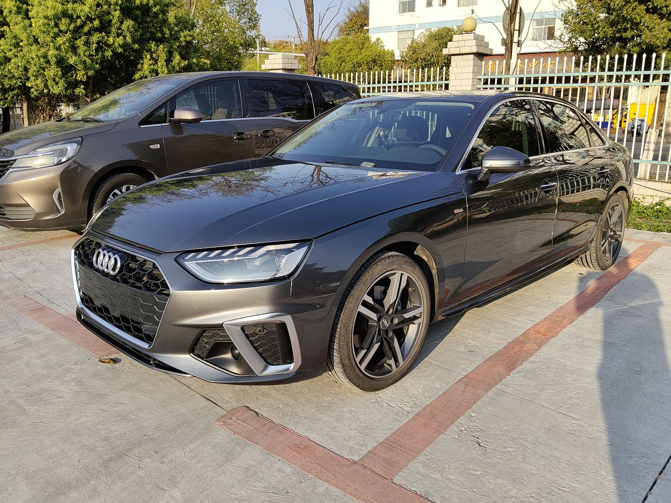 Под передней частью автомобиля