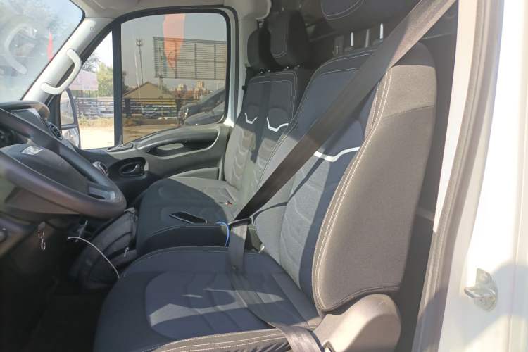 Used Iveco Eurocargo 2021 2.0T Manual - Yunrui Short Wheelbase Low-Roof Side-Sliding Door F1A