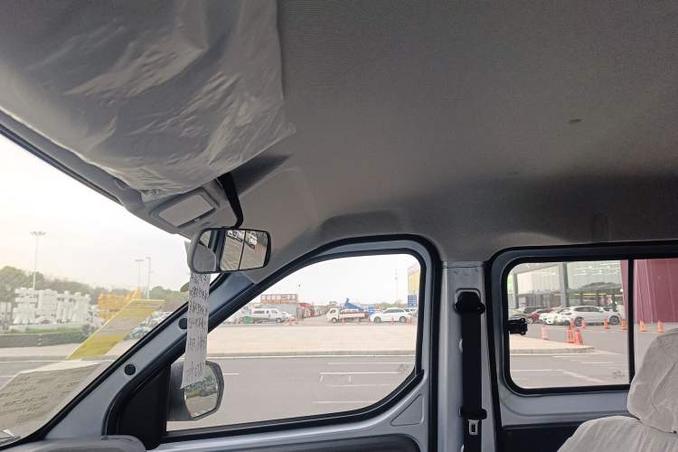 Used Wuling Yangguang 2024 300KM Comfort Version Passenger Van 75kW Headliner