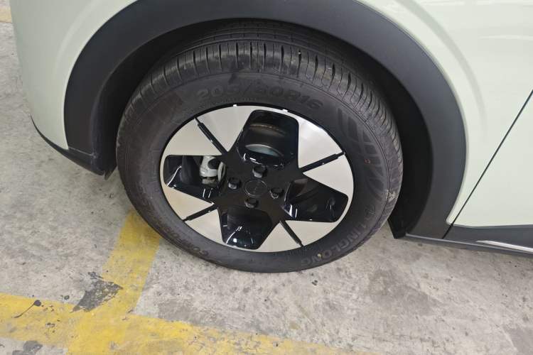 Used Geely Galaxy Geome 2025 UP 410km Exploration+ Edition Left Front Wheel Hub