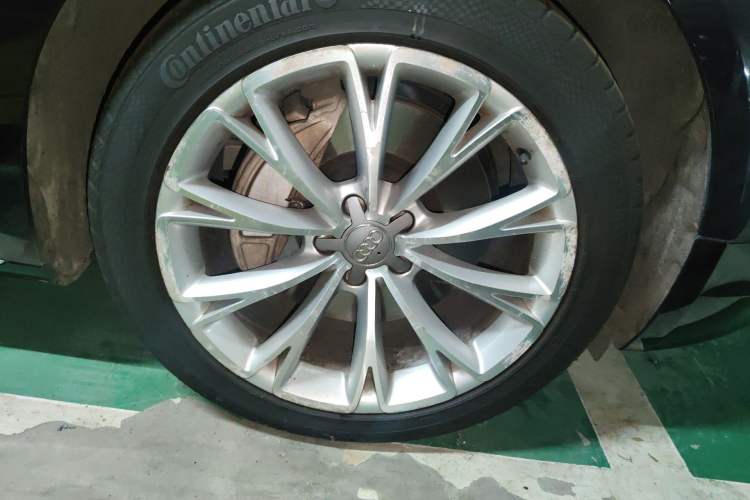 Used Audi A8 2013 A8L 50 TFSI quattro Comfort model Right Front Wheel Hub