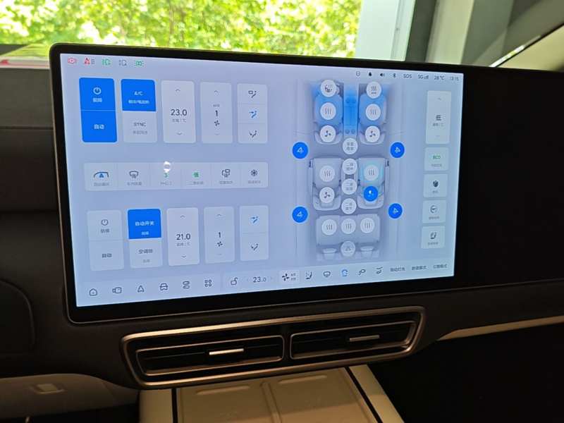 Used Li Auto MEGA 2025 Home Family Special Edition — 12