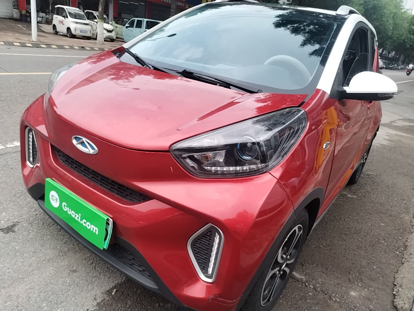 Unter der Vorderseite des Autos