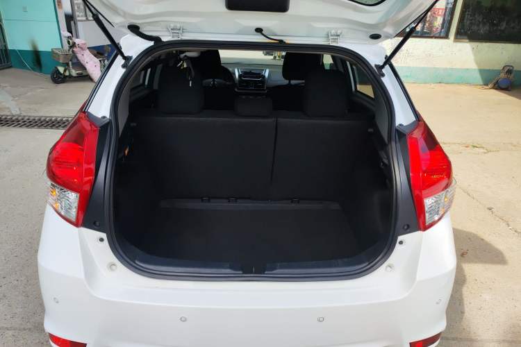 Used Toyota YARiS L Zhi Xuan 2015 1.5E Automatic Charm Edition Trunk