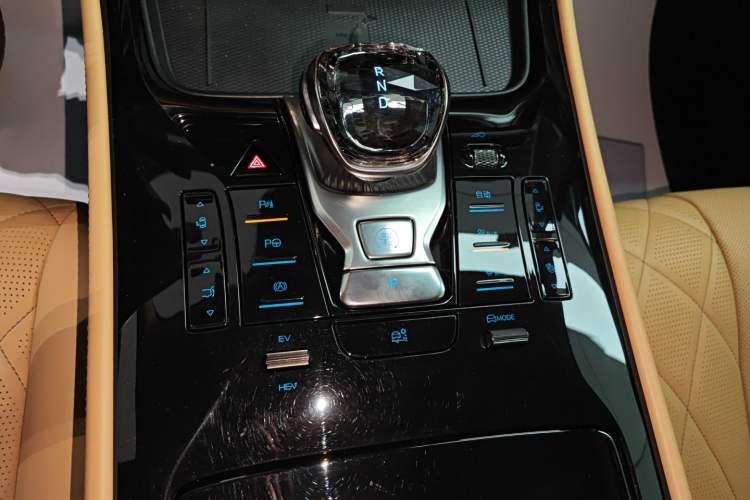 Used Denza D9 2025 DM-i Intelligent Drive 1020 Four-Wheel Drive Flagship Model
