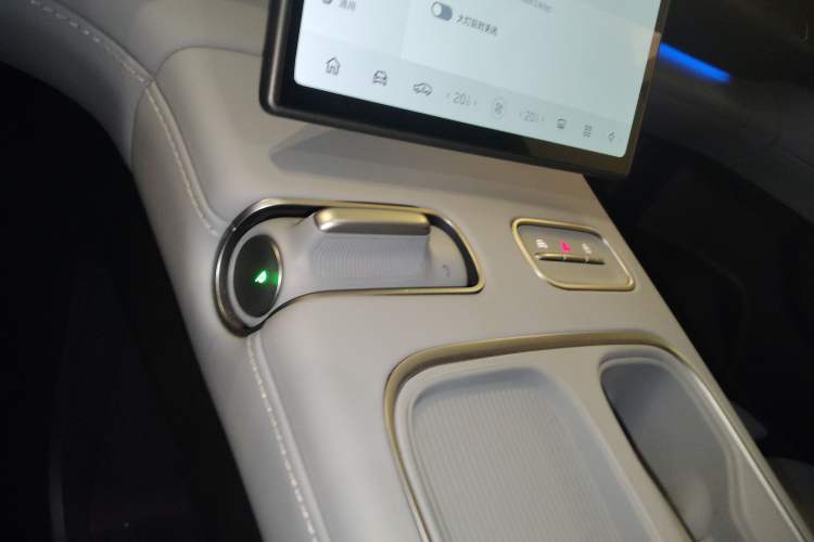 Used Nio EC6 2023 75 kWh Gear Lever