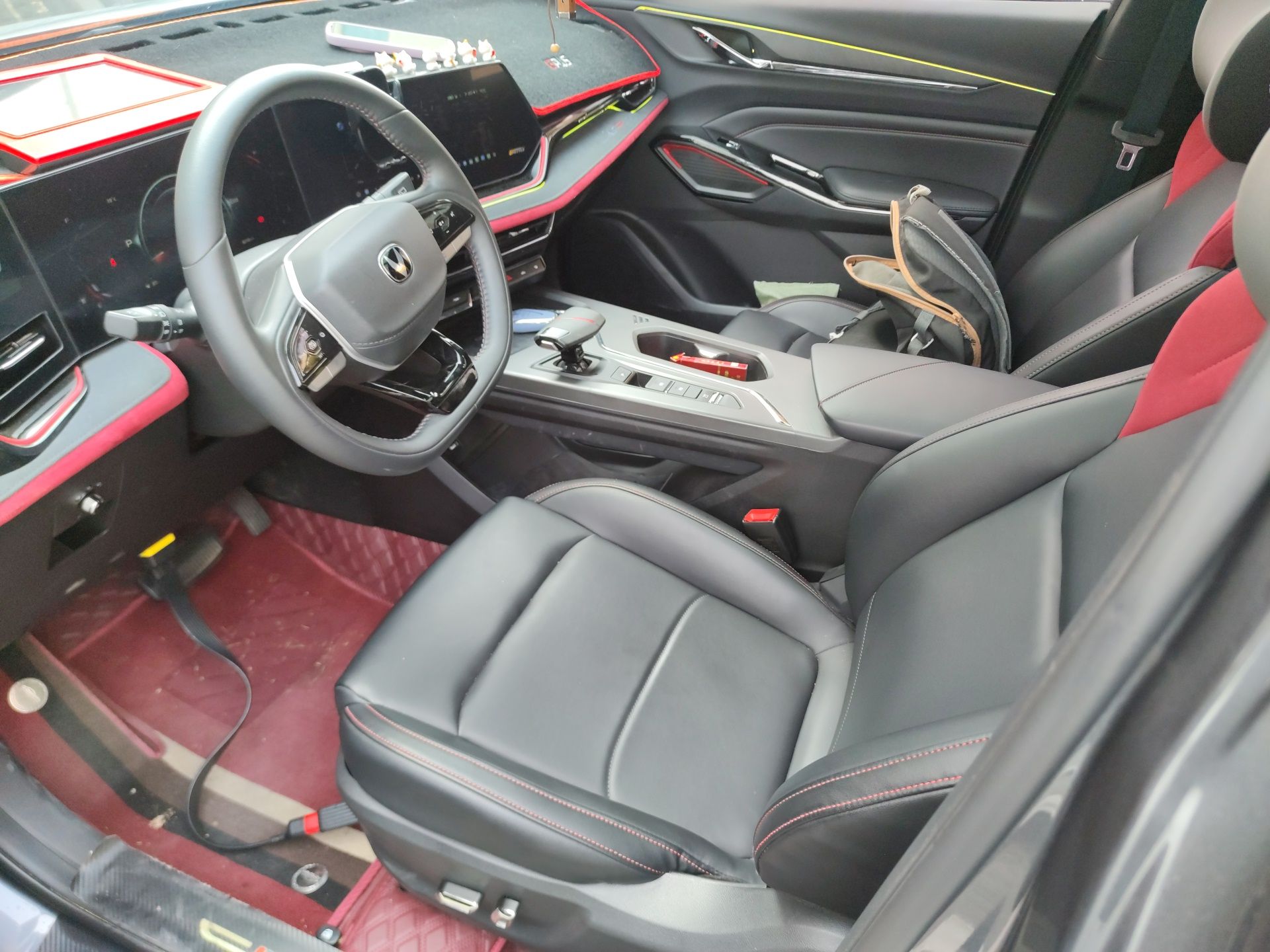 المقاعد الأمامية داخل السيارة