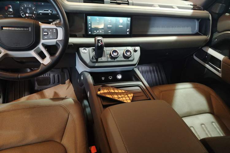 Used Land Rover Defender 2020 110 P400 HSE Audio And AC Panel