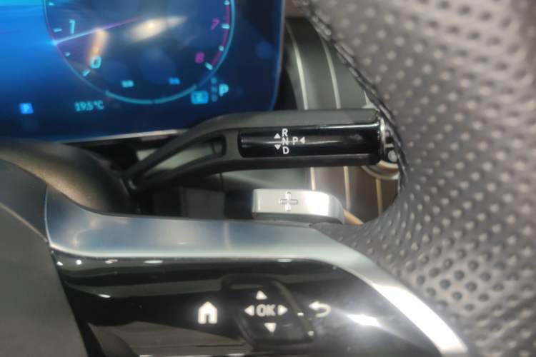 Used Mercedes-Benz GLC 2023 Facelift GLC 260 L 4MATIC Luxury Version 5 Seats Gear Lever