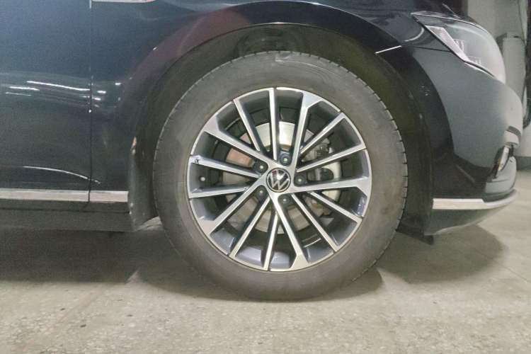 Used Volkswagen Magotan 2020 380TSI DSG Luxury Version Right Front Wheel Hub