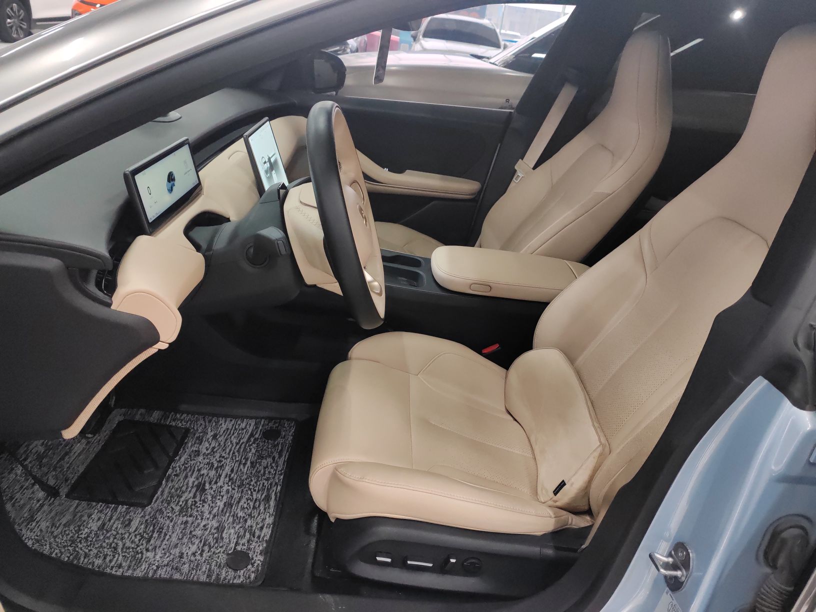 المقاعد الأمامية داخل السيارة