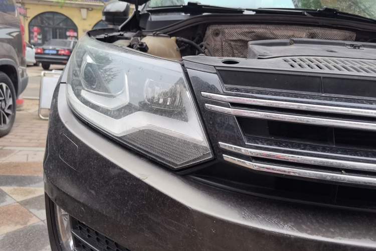 Used Volkswagen Tiguan 2013 2.0 TSI Automatic All-Wheel-Drive Flagship Edition Right Front Headlight