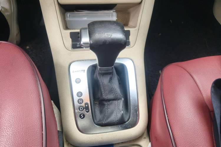 Used Volkswagen Tiguan 2010 1.8TSI Automatic All-Wheel-Drive Elite Edition Gear Lever