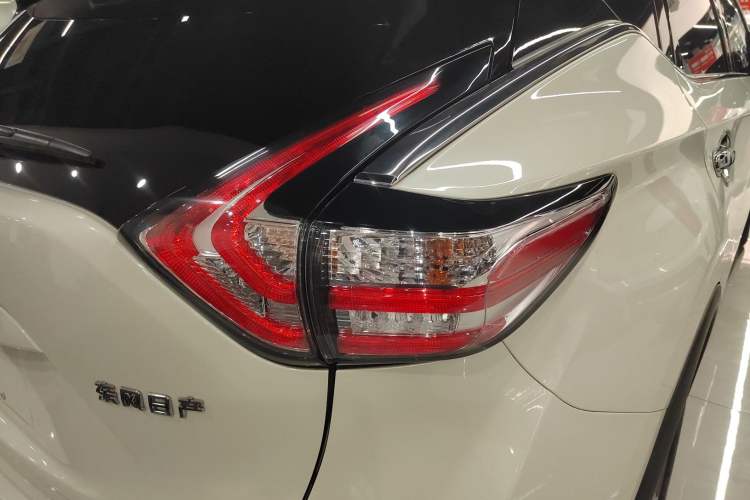 Used Nissan Murano 2021 2.5L XL Two-Wheel Drive Smart Connect Luxury Edition Right Rear Taillight