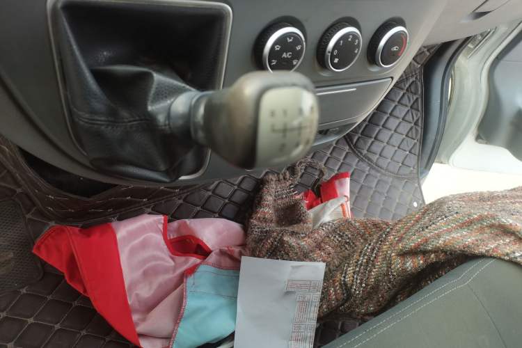 Used SAIC MAXUS Xintu V80 2018 2.5T 6-Speed Manual Aoyuntong Short Wheelbase Mid-Height 5-6 Seater