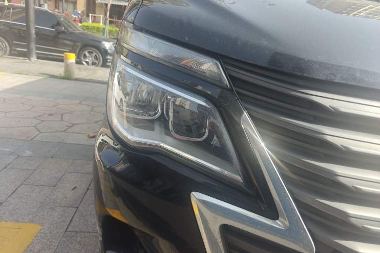 Used FORTHING Lingzhi 2023 M5L 1.6L Base Model 5 Seats Right Front Headlight