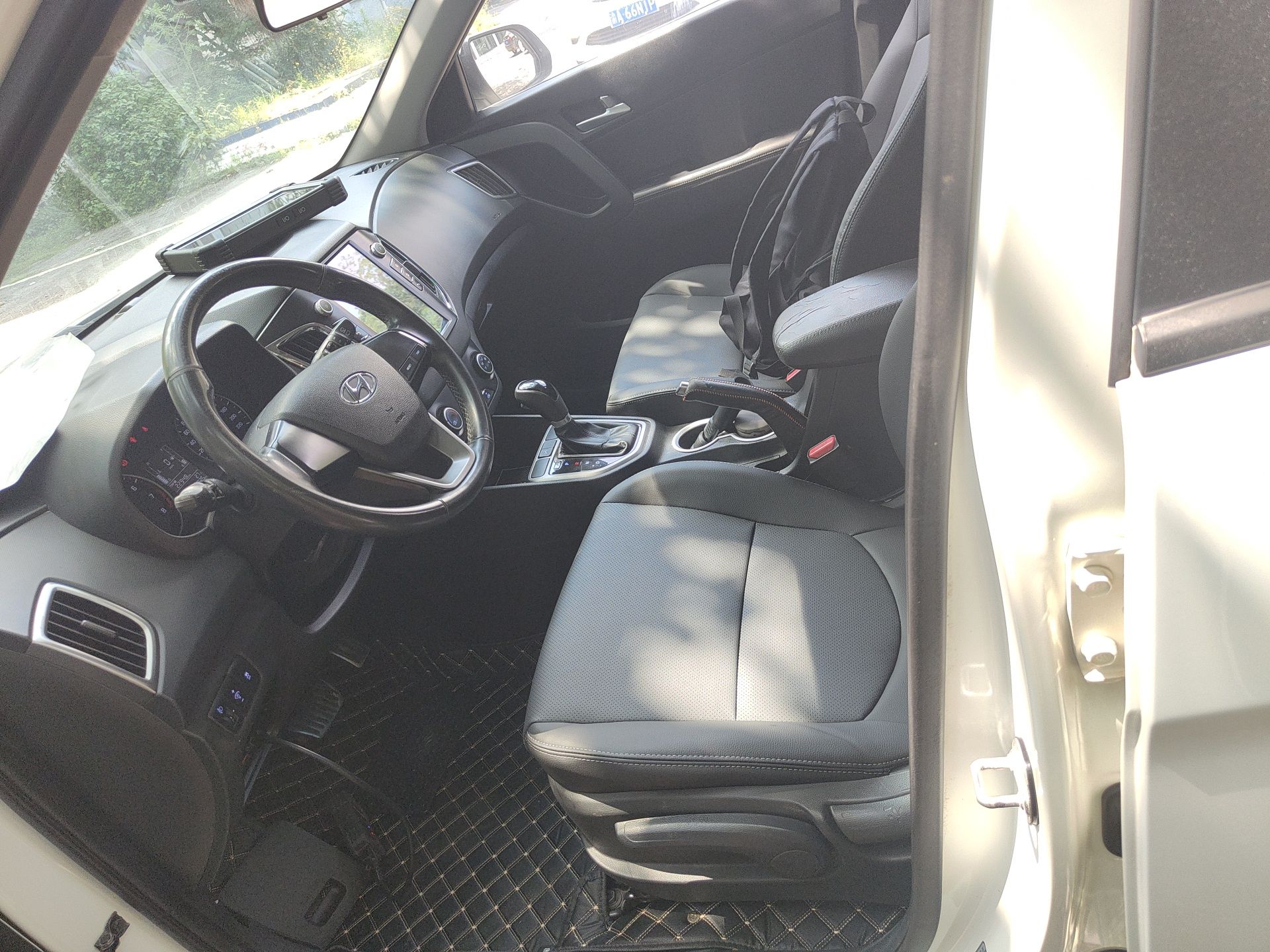 Переднее сиденье в автомобиле