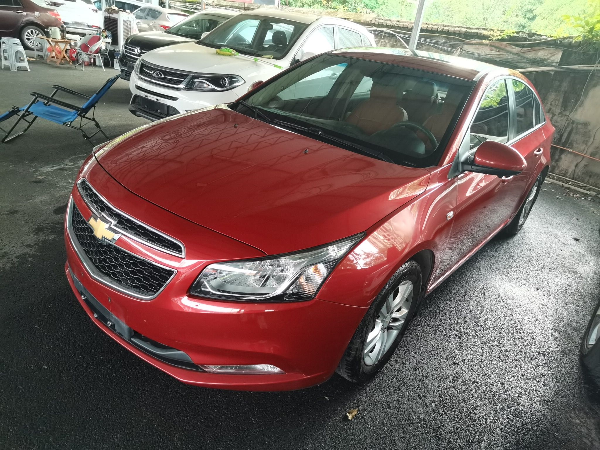 تحت مقدمة السيارة