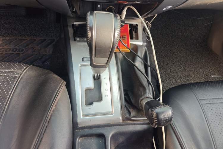 Used Mitsubishi Pajero Sport 2013 3.0L Automatic 4x4 Executive Edition Gear Lever